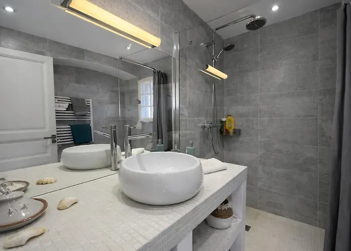 Avec Vue Sur Le Golfe De St Tropez Grimaud